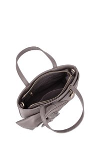 Borsa a tracolla in vera pelle grigia con apertura superiore, dotata di una tasca interna con zip e una superficie liscia. Include due manici e un dettaglio decorativo a fiocco.
