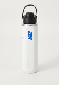 Hvid vandflaske i rustfrit stål med en sort cap og håndtag. Har blåt "NIKE" branding på siden. Glat overflade, cylindrisk form.