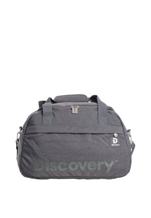 Graue Discovery-Marke Reisetasche mit zwei Griffen, Reißverschluss oben, Fronttasche und abnehmbarem Schultergurt auf weißem Hintergrund.