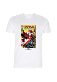 Camiseta blanca con un diseño de cómic. El gráfico central presenta a Capitán América con colores vibrantes y el texto en negrita "¡MUNDO NUEVO VALIENTE!"