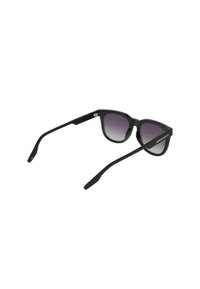 Czarne plastikowe okulary przeciwsłoneczne o kwadratowej oprawie, przyciemnianych gradientowych soczewkach oraz eleganckich, zaokrąglonych zausznikach z białym logo z boku.