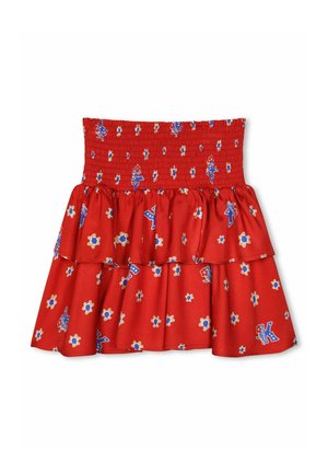 Jupe en coton rouge avec taille smockée, couches de volants et motif floral bleu agrémenté de petits accents décoratifs.