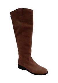 Bota alta de ante marrón con una textura suave, un pequeño tacón y un diseño minimalista. Presenta una etiqueta en la parte superior para facilitar su uso.