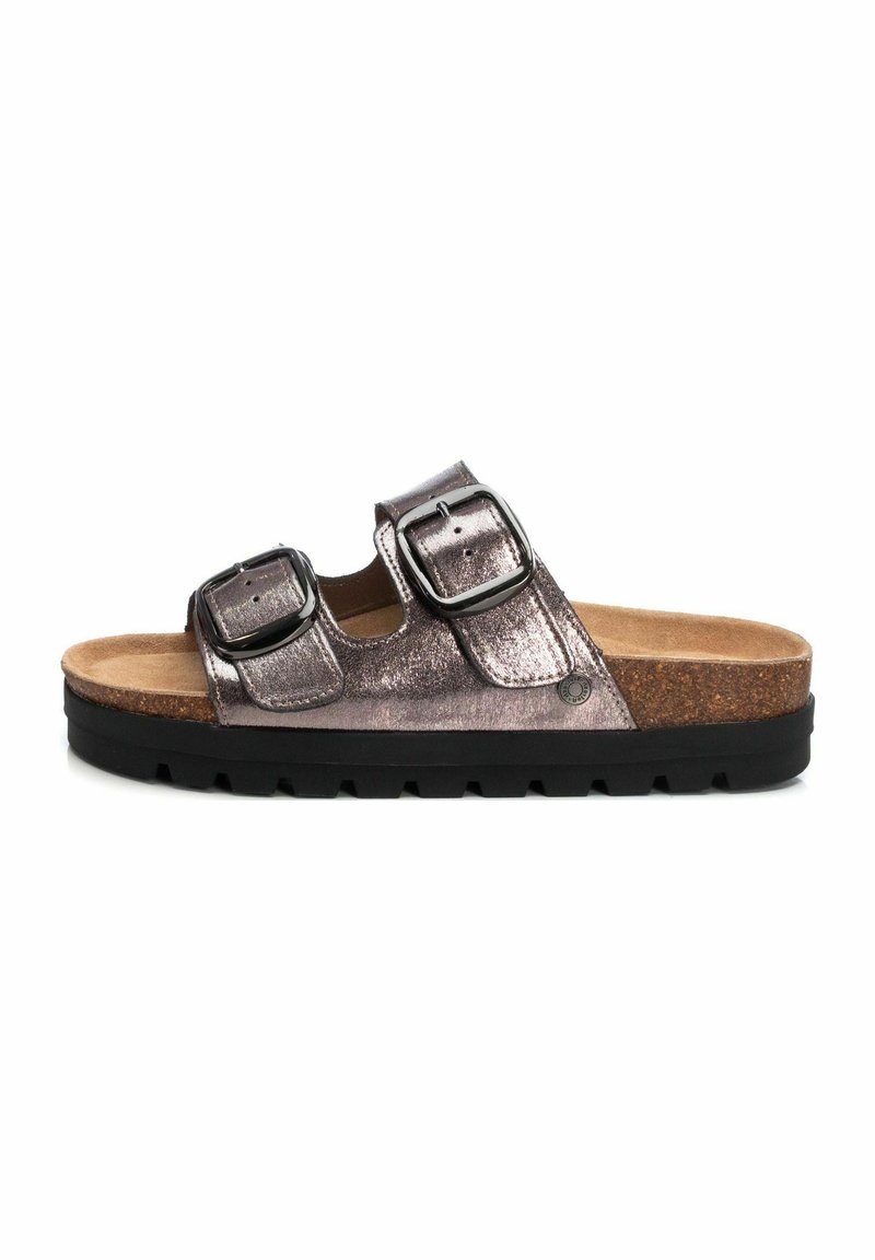 Sandalias metálicas de bronce con dos correas, suelas de goma negra, hebillas ajustables y plantilla de corcho para mayor comodidad. Acabado texturizado similar al cuero.