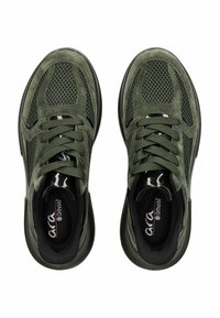 Scarpe da atleta verdi con tomaia in rete e suede, punta tonda, lacci piatti e suola nera. Presenta il logo del marchio sulla soletta.