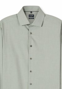 Hellgraues Hemd mit modernem Schnitt. Verfügt über einen klassischen Kragen, sechs Knöpfe und einen strukturierten Stoff. Das Etikett trägt die Aufschrift "OLYMP, MODERN FIT, CLIMATE CONTROL."