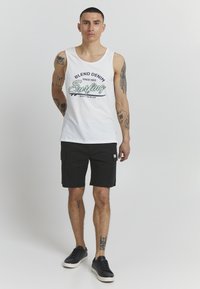 11 Project PRLOUKATO REGULAR FIT - Shorts - black