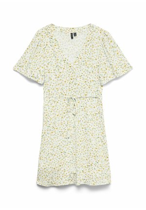 Robe courte blanche avec petit imprimé floral jaune, col en V, manches courtes évasées et ceinture nouée à la taille.