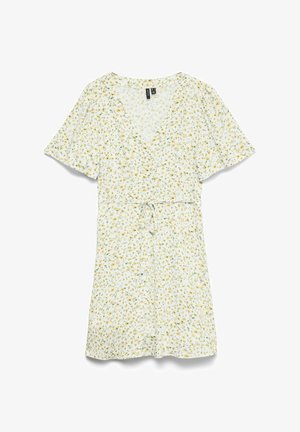 Robe courte blanche avec petit imprimé floral jaune, col en V, manches courtes évasées et ceinture nouée à la taille.