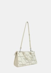 Borsa beige con motivo geometrico bianco, doppi manici e tracolla regolabile. Realizzata in materiale testurizzato con accenti in metallo argentato.