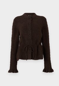Cárdigan marrón texturizado con cuello redondo, cierre de botones, cinturilla ajustada y puños acampanados. Material suave y cálido; diseño sencillo.