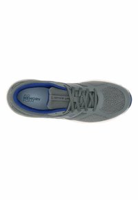 Siva atletska cipela s mrežastim gornjim dijelom, ojačanim prstom, plavim unutrašnjim dijelom i natpisom "Air Memory Foam" na ulošku, s bijelim gumiranim potplatom.