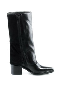Bottes noires mi-mollet avec devant en cuir lisse, dos en daim, fermeture éclair latérale, bout pointu et talon bloc sur fond blanc.