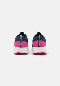 Zapatillas deportivas con parte superior de malla azul marino y acentos rosas. Presentan una mediasuela blanca y una suela rosa con una pestaña a rayas en el talón.