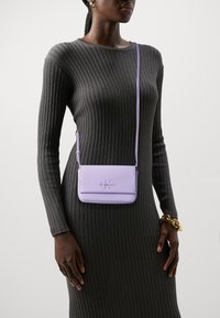 Calvin Klein Jeans SCULPTED FLAP PHONE MONO - Torba čez telo - pastel lilac