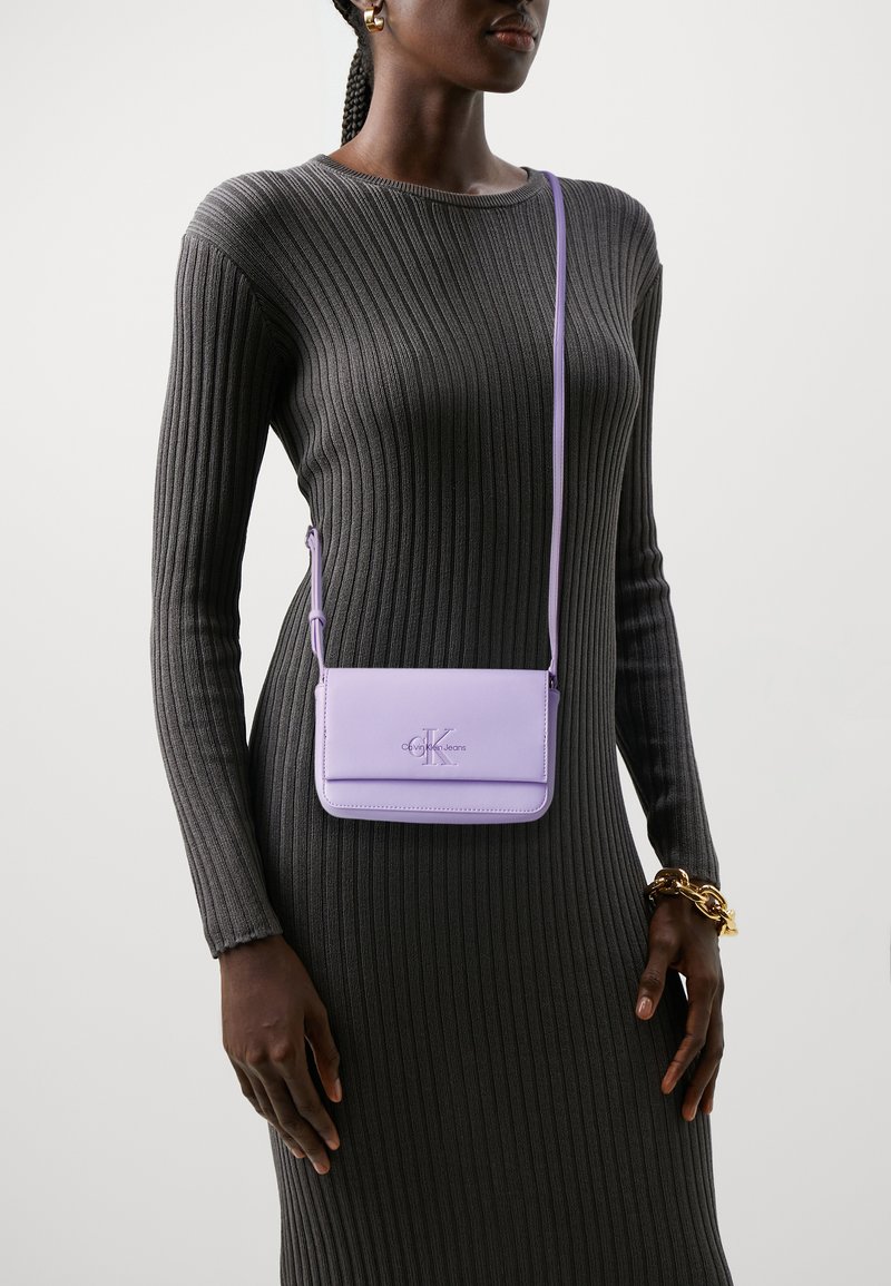 Calvin Klein Jeans SCULPTED FLAP PHONE MONO - Torba čez telo - pastel lilac
