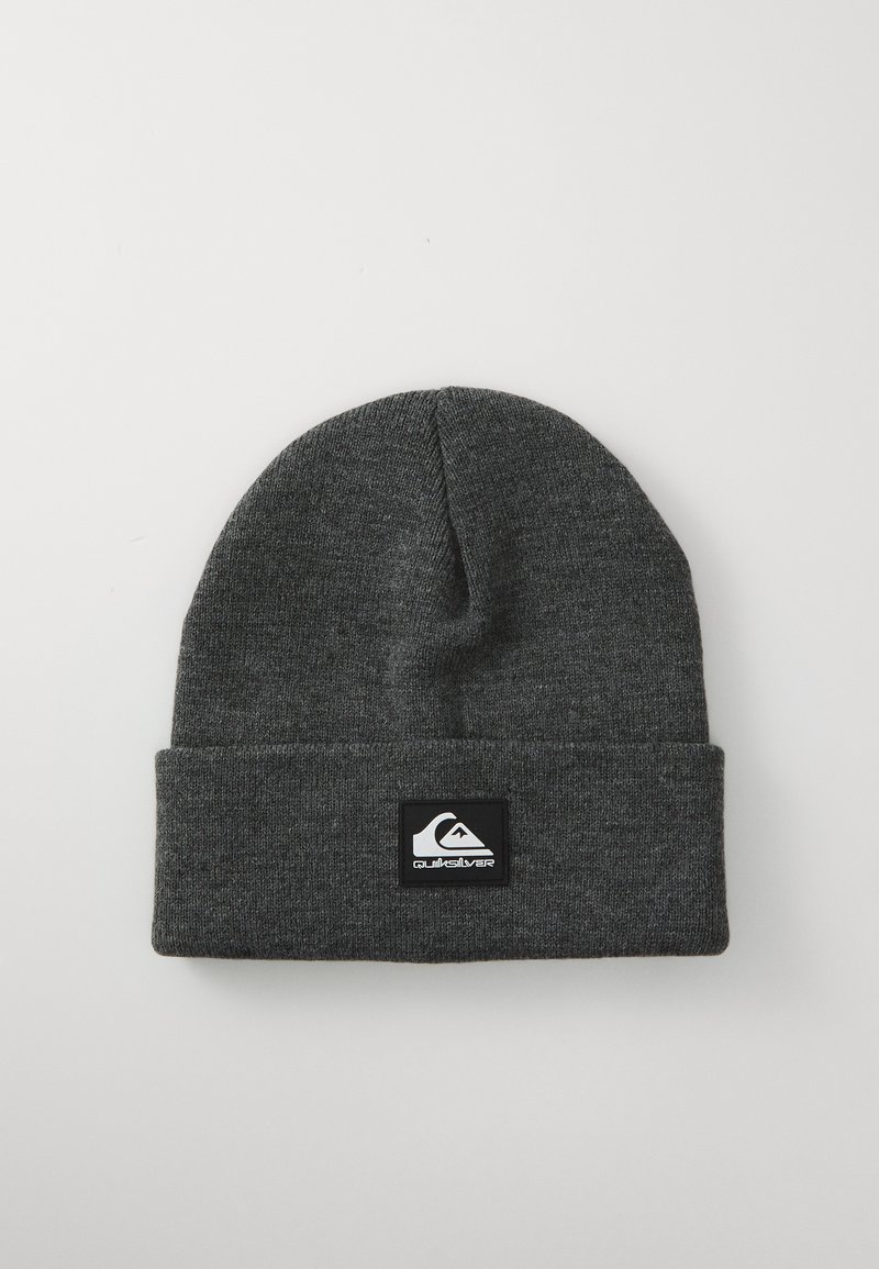 Beanie grigia a maglia con risvolto, caratterizzata da un logo quadrato nero sul davanti. Texture morbida, forma superiore arrotondata.