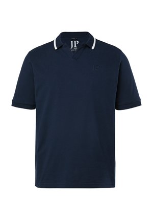 Mørkeblå poloshirt med korte ærmer, hvidstribet krave og diskret JP-logo på brystet og indvendigt i kraven.