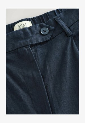 Donkerblauwe linnen broek met een elastische tailleband, een enkelvoudige knoopsluiting en een gladde textuur met minimale stikdetails.