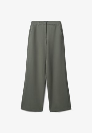 Weite Hosen in einem gedämpften Olivgrün. Aus glattem Stoff mit tailliertem Bund, ausgestattet mit Fronttaschen und einem sauberen Finish.