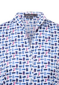 Korte mouwen shirt met een witte basis en een patroon van blauwe en roze penseelstreekvormen. Regular fit met een button-down kraag en knopen.