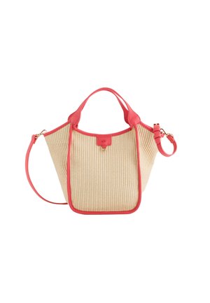 Strohhandtasche mit Akzenten aus Korallenleder, ausgestattet mit zwei kurzen Griffen, einem abnehmbaren Schultergurt und einem strukturierten, offenen Design.