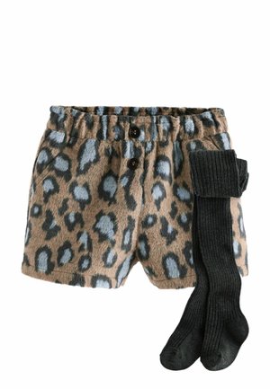 Shorts en tissu polaire léopard marron et bleu avec deux boutons, accompagnés de chaussettes en côtelé noires, présentés ensemble.