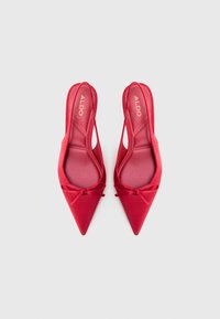 Røde satin slingback-sko med spidse tæer, struktureret overdel og lille sløjfedetalje foran. Gummisål og polstret indersål for komfort.