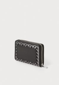 Portefeuille noir avec des bordures à motif zigzag, fermeture zippée et poche avant lisse pour les cartes. Matériel durable avec des accents en métal argenté.