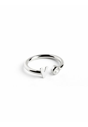 Silberring mit einem "V"-Design auf einer Seite und einem kleinen klaren Edelstein auf der anderen; glatte, polierte Oberfläche mit einem runden Band.