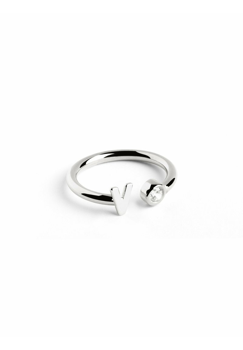 Anello d'argento caratterizzato da un design a "V" da un lato e una piccola pietra preziosa trasparente dall'altro; finitura liscia e lucida con una banda circolare.