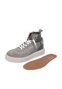 Baskets montantes grises avec un dessus en daim et textile, lacets blancs, semelle texturée et semelle intérieure beige étiquetée "CRICK IT."