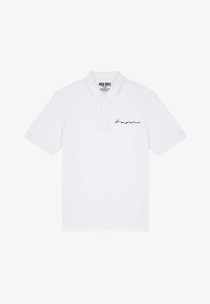 Polo shirt bianco a maniche corte con colletto, due bottoni e testo corsivo nero "Amour" sul lato sinistro del petto.