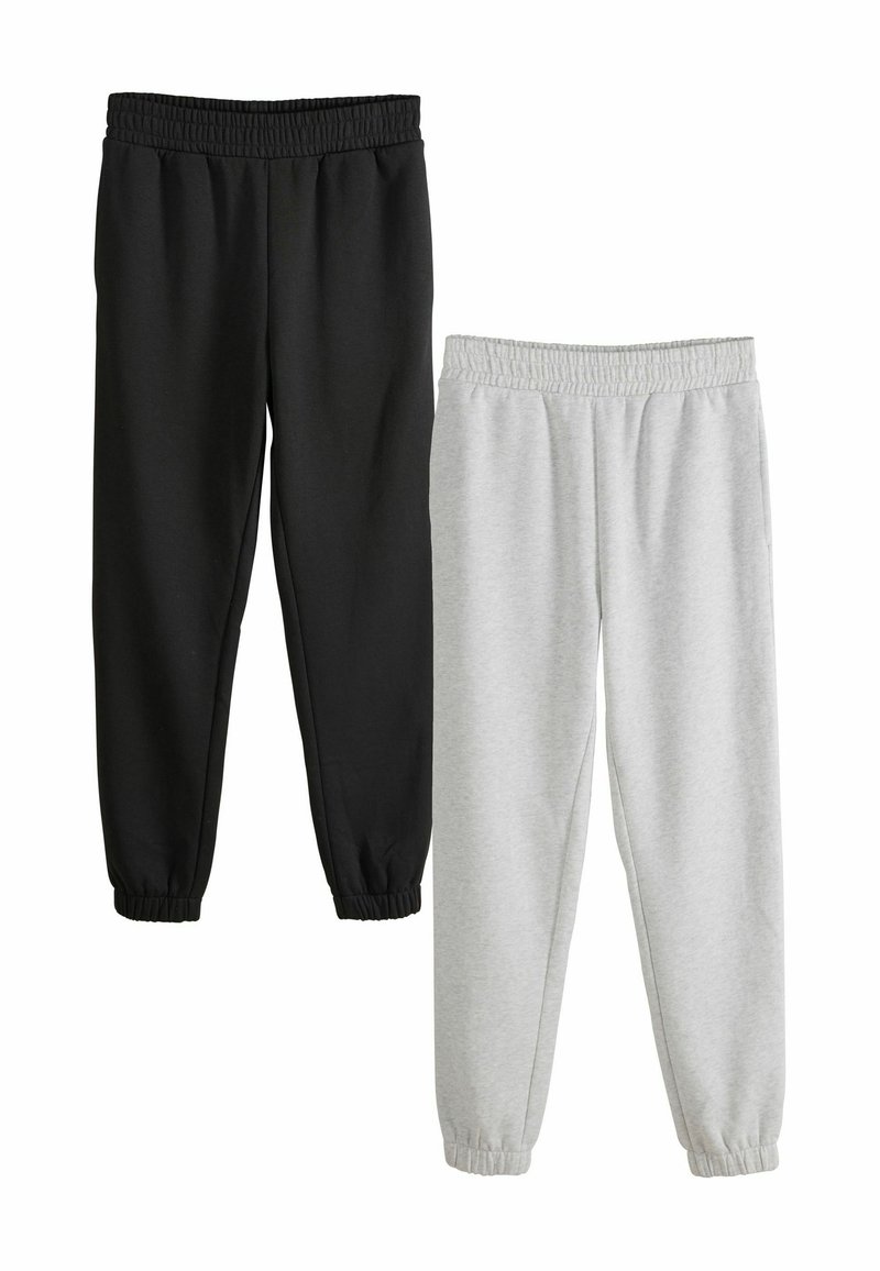 Twee paar joggingsbroeken: één zwart, één lichtgrijs. Beide hebben een elastische tailleband en gathered manchetten, gemaakt van zachte, gestructureerde stof.