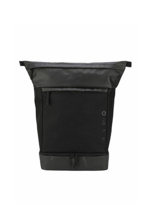 Zwarte roll-top rugzak gemaakt van duurzaam stof, met een gladde bovenkant en een gestructureerd lichaam, voorzien van een voorzak met rits en logo-detail.