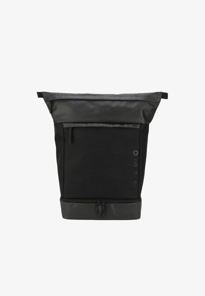 Mochila negra de tipo roll-top hecha de un tejido duradero, con una parte superior lisa y un cuerpo texturizado, con un bolsillo frontal con cremallera y detalle del logo.