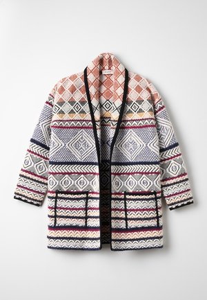 Cardigan tricoté avec un mélange de motifs géométriques en rouge, marine, violet et crème. Ouverture frontale avec deux poches plaquées et bordure noire.
