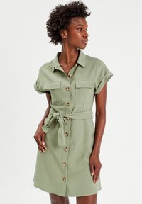 Cache Cache FLIESSENDES MIT GÜRTEL - Robe chemise - vert kaki
