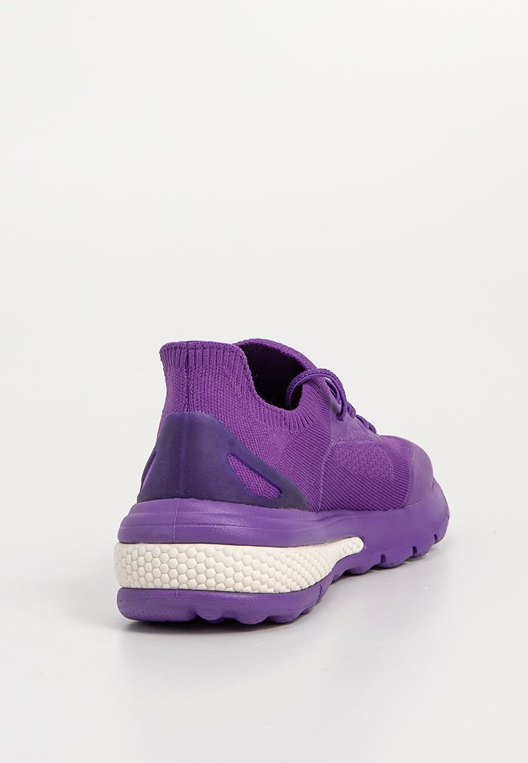 Scarpa atletica viola con tomaia in maglia, pannello posteriore testurizzato, suola bianca a contrasto e forma arrotondata con intersuola ammortizzata.