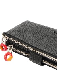 Czarny skórzany portfel o fakturowanym wykończeniu, z podwójnymi zamkami błyskawicznymi w czerwonych i żółtych akcentach oraz smukłym prostokątnym kształcie.