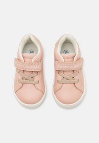 Roze synthetische sneakers met een klittenbandsluiting en vetersluiting. Witte rubberen zool met beige accenten. Logo op de band. Maat 20.