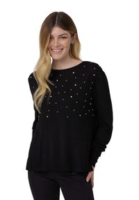 Maglione nero lavorato a maglia con maniche lunghe, scollatura rotonda, decorato con perlini finti sparsi sul davanti, con un orlo a costine.