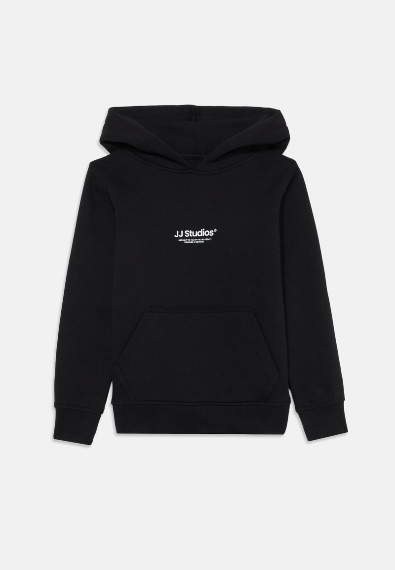 Čierna mikina s kapucňou vyrobená z mäkkej zmesi bavlny, s prednou klokankou a bielym logom "JJ Studios" na hrudi.