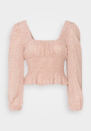 Růžová dlouhá rukávová crop top s nařaseným pasem, čtvercovým výstřihem, nabíranými rameny a jemným bílým abstraktním potiskem.