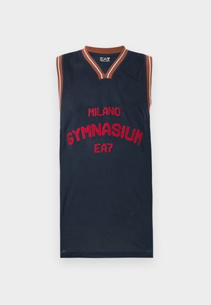 Canotta da basket navy in tessuto a rete con colletto rotondo. Presenta un ricamo rosso con la scritta "MILANO GYMNASIUM EA7" e dettagli marroni.