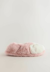 Roze fuzzy slipper met een pluchen buitenkant en een witte harige accent. De afgeronde neus en zachte textuur zorgen voor comfort in een instapmodel.