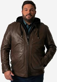 Chaqueta de cuero marrón con cremallera en el frente, capucha y dos bolsillos frontales. Presenta acentos en los hombros y detalles acanalados en las mangas.