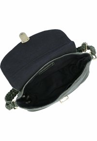 Tmavě zelená kožená kabelka s pleteným popruhem, otevřenou klopou, černou textilní podšívkou a detaily z světle zlatého kovu na sponě a přezce.