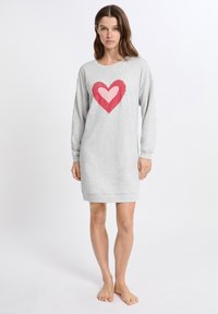 Abito felpa grigio con maniche lunghe e scollatura rotonda. Presenta una grafica di un cuore rosa sul davanti. Tessuto morbido e casual.