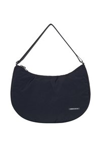 Schwarze Stoff-Schultertasche mit einer geschwungenen Form, Reißverschluss und einem schmalen Tragegurt. Auf der Vorderseite befindet sich ein kleines Logopatch.